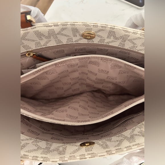 Michael Kors Harper Large Vanilla EW Tote Bag - Brand New - Picture 15 of 15
